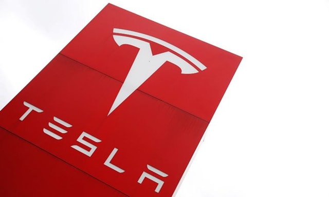 Tesla To Freeze Hiring, Lay Off Employees Next Quarter - Report Tesla To Freeze Hiring, Lay Off Employees Next Quarter - Report