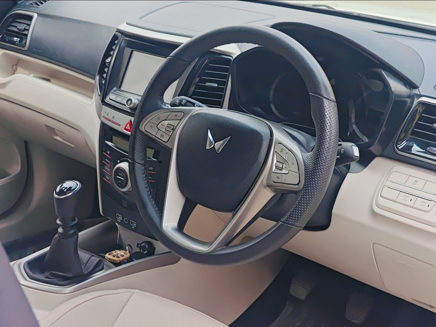 Used 2023 Mahindra XUV300 Used 2023 Mahindra XUV300